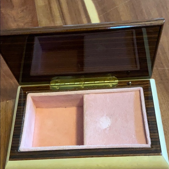 Beautiful carved wood jewelry /music box - Picture 3 of 6